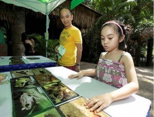 Children at Singapore Zoo learning about the morphological differences of frogs and their tadpoles. 
